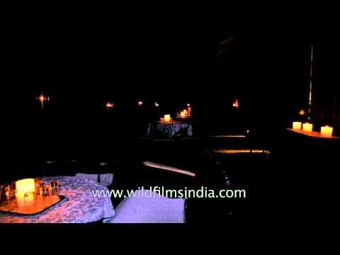 Denwa Backwater Escape Lodge: Bar area decorated with candle lights