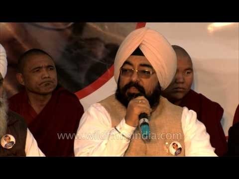 Sikh Guru Bhai Jasbir Singh delivering speech at Jantar Mantar
