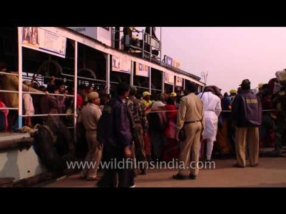 Timelapse: Passengers moving out from the ferry