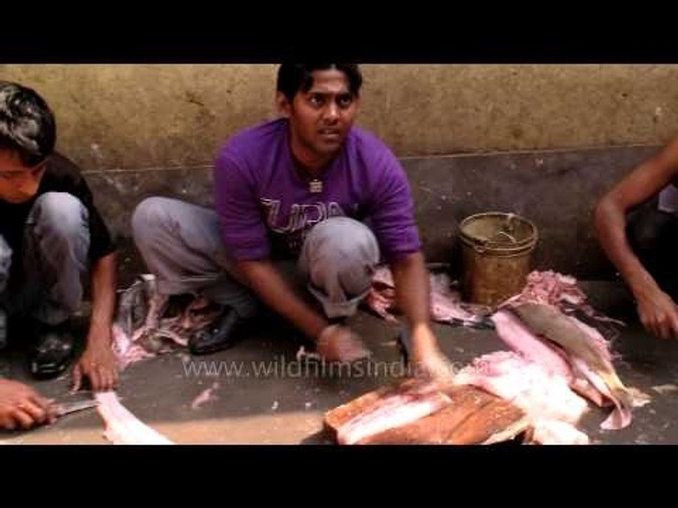 Unique skill in cutting fish India-style