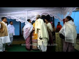Manipuri bride bidss farewell to parents