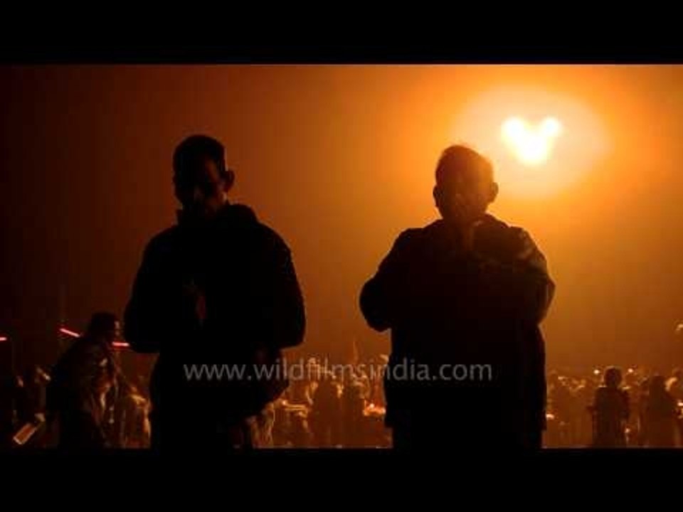 Hindu devotees performing rituals and prayers: Gangasagar mela