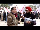 Foodies savouring yummy steamy pakoris