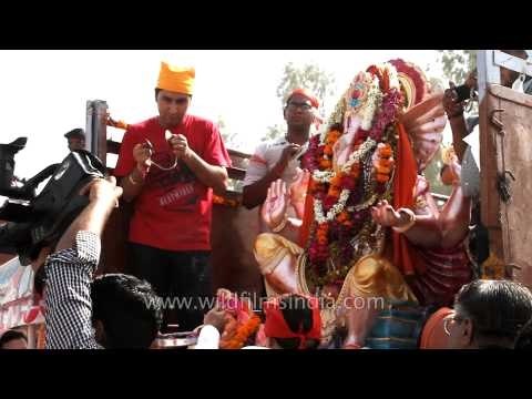 Devotees offering flower garland to Lord Ganesh before the Visarjan