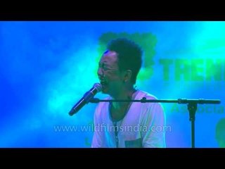 Alobo Naga and the band mesmerizing the audience