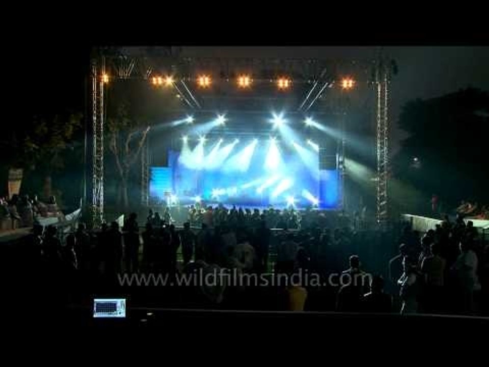 Time-lapse videos: Crowd gathering to witness N...