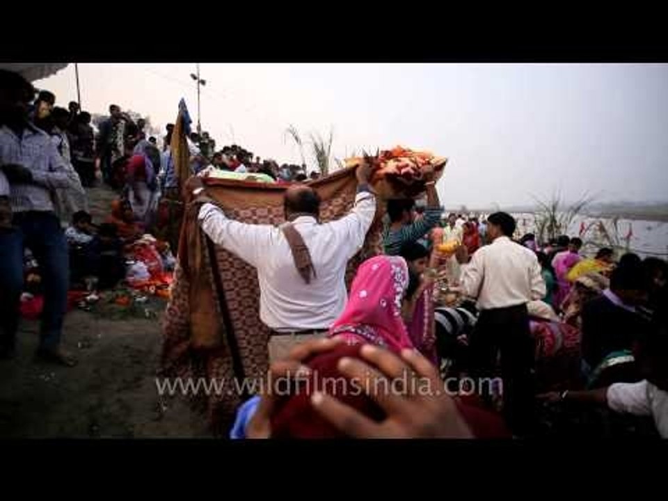 Chhath puja celebrated with zeal on the banks of river yamuna