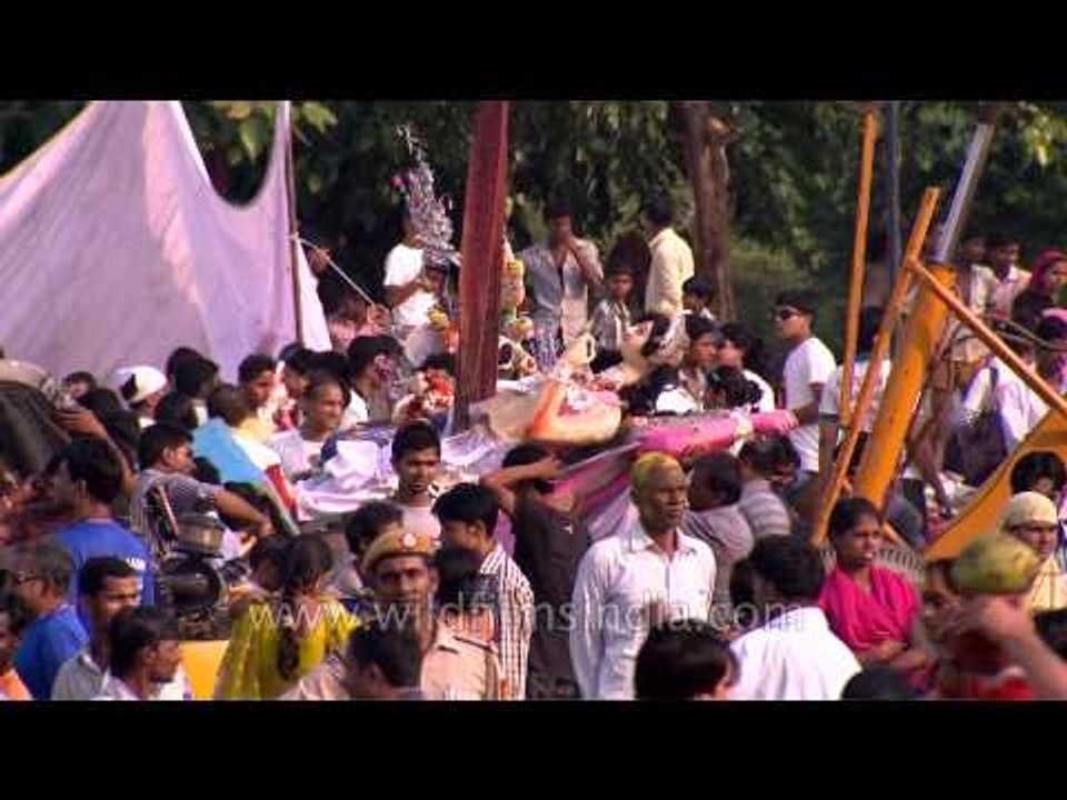 Devotees come in at the polluted Yamuna river bank: Durgothshav