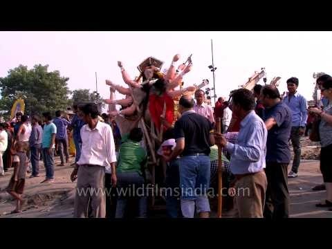 Getting the Durga idol to the banks: Durga Visarjan in Delhi