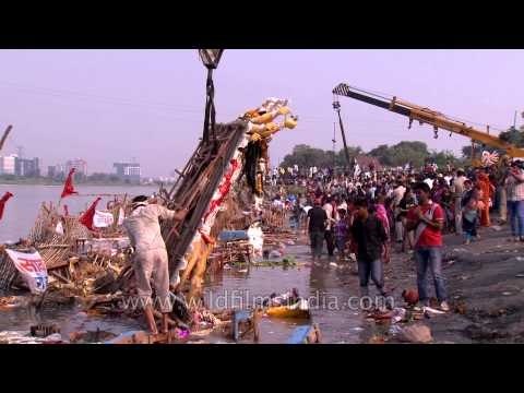 Visarjan with a motorized crane: Durga Puja in Delhi