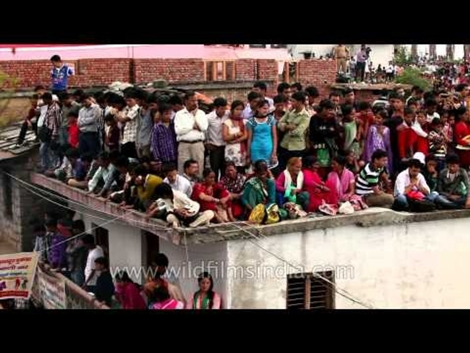 People from different places gather to see stone throwing festival