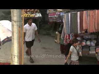 Tourists and locals shopping at Paharganj