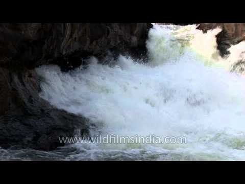 Water from Dabdaba fall cascading between the rock