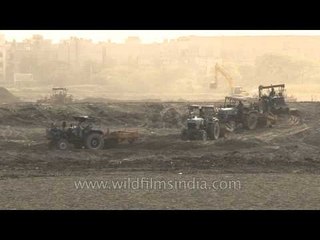 Massive construction project underway on Yamuna river-bed in Delhi!