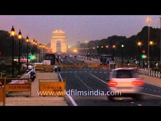 Traffic around India gate at dusk in fast motion
