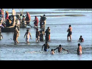 下载视频: Devotees taking holy dip in Ganga during Maha Shivratri at Maha Kumbh