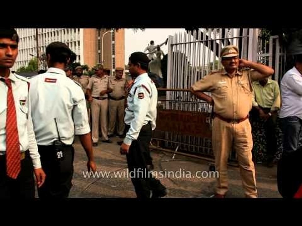 Police guarding AIIMS Hospital gate as protesters gather in numbers