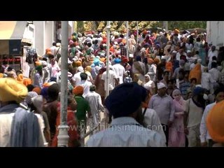 下载视频: Thousands of Sikh devotees gathered at Gurudwara Takht Sri Kesgarh Sahib for Vaisakhi celebration.