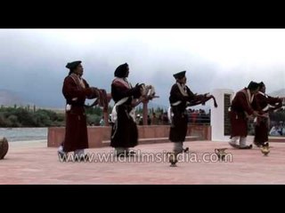 下载视频: Ladakhi folk dance at the Singge Khababs festival in Leh