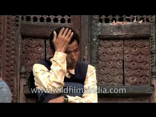 Funny videos: scratching ones' head with boredom, bathing on the roof-top and more...