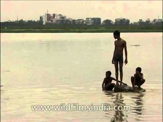 Children swimming in murky waters of Yamuna, Delhi