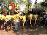 Marathi people got together for the dahi handi festival