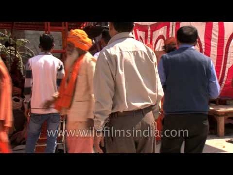 Holy crowd converged for Bhandara at Juna Akhad...