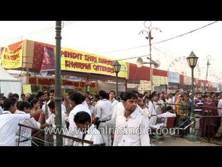 Lakhs of people flock Red Fort on the eve of Vijaya Dashami