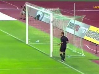 Que fase! Goleiro é demitido após falhas bizarras