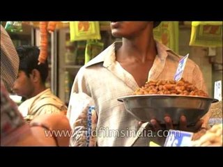 Delhi's bustling wholesale spice market : Khari Baoli