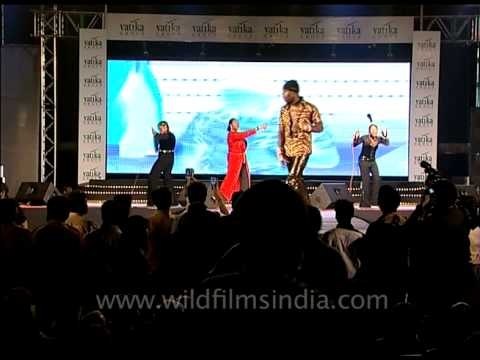 Liz Mitchell with her entourage performing Boney M.'s 'Ma Baker'