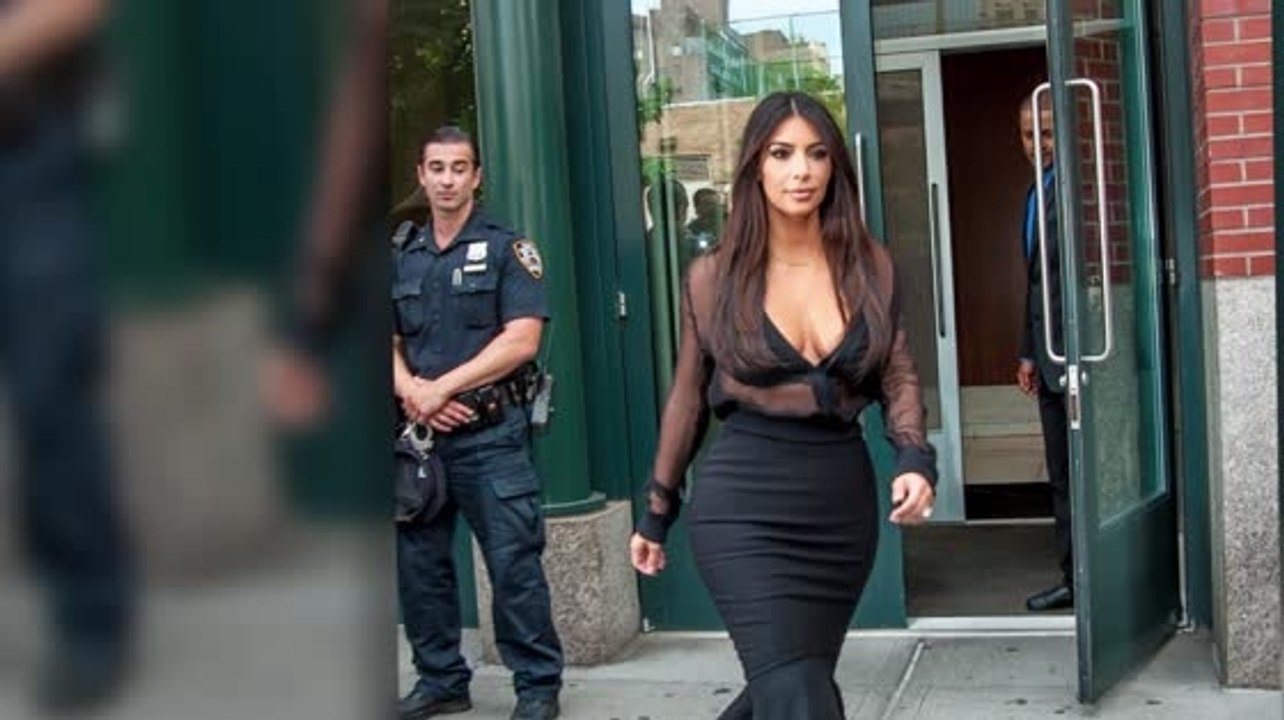 Ein Polizist wirft einen Blick auf den Hintern von Kim Kardashian