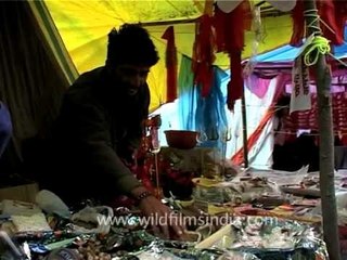 Télécharger la video: So many choices of prayer beads to chose from at Amarnath Trek