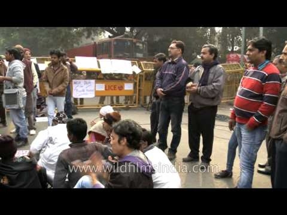 Delhi Police barriers hold back protestors