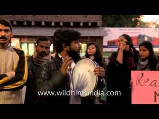 Protesters singing 'Sau mein sattar aadami' at Delhi Haat