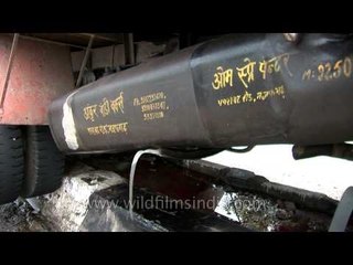 TATA truck waiting to get towed on Delhi road!