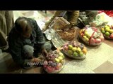 Packing of fruit for Diwali at Green Park Market, Delhi