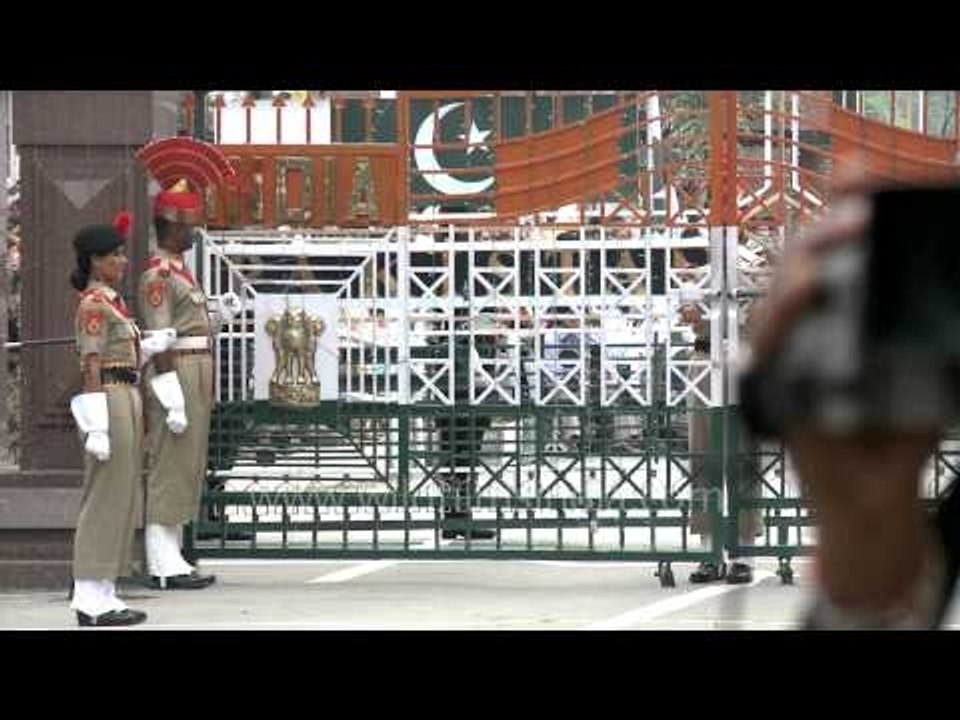 Flag down ceremony at Wagah Border - Pakistan c...
