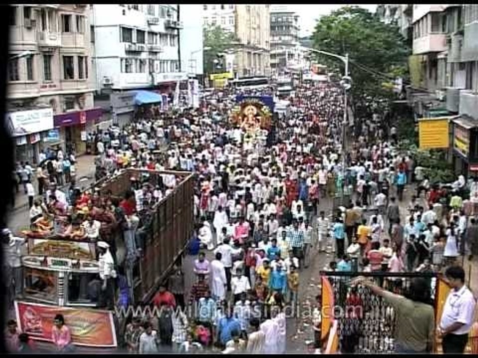 Lord Ganesha jams the traffic in India!