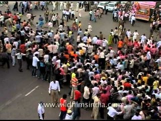 Devotees gather for a glimpse of passing Ganesha statue!