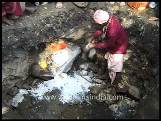 Holy man in India buried in a sitting position! Rare footage...