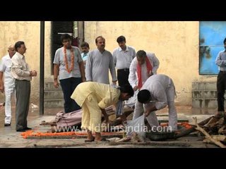 Preparation of the body before cremation
