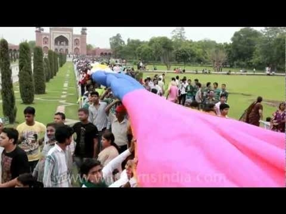 600 meters long 'chadar' (sheet) to offer at the Taj Mahal!