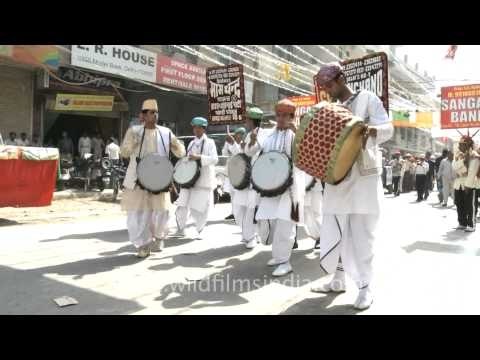 Sangam band leaving for the procession, Mahavir Jayanti