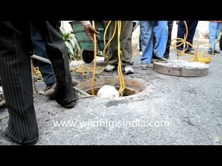 Manual sewage cleaning, India