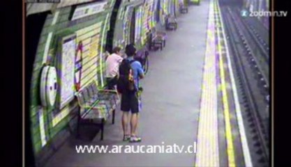 El viento arroja a un bebé a las vías del metro