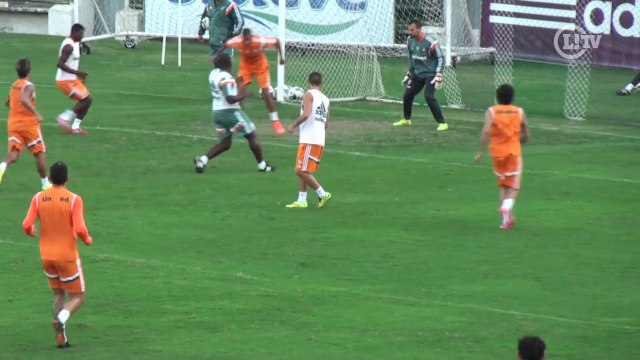 Tá afiado! Carlinhos tira onda com golaço em treino