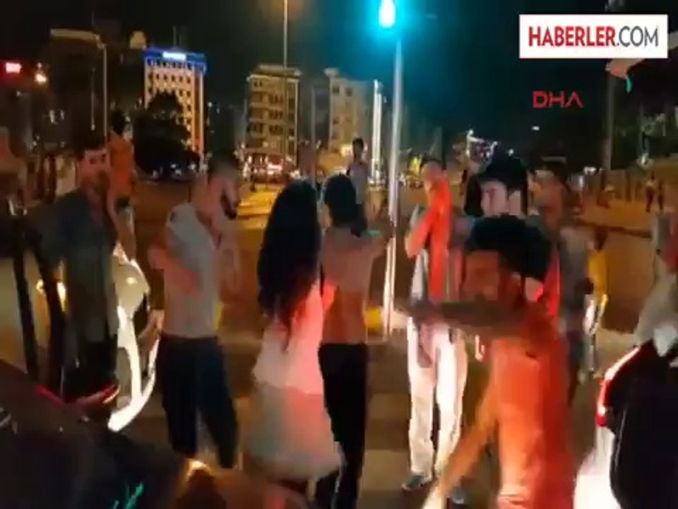 Taksim'de 'Tehlikeli' Asker Uğurlama Konvoyu