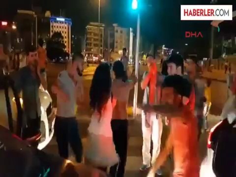 Taksim'de 'Tehlikeli' Asker Uğurlama Konvoyu