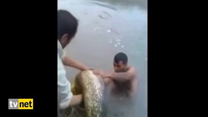 Boyu kadar balığı bakın nasıl tutuyor